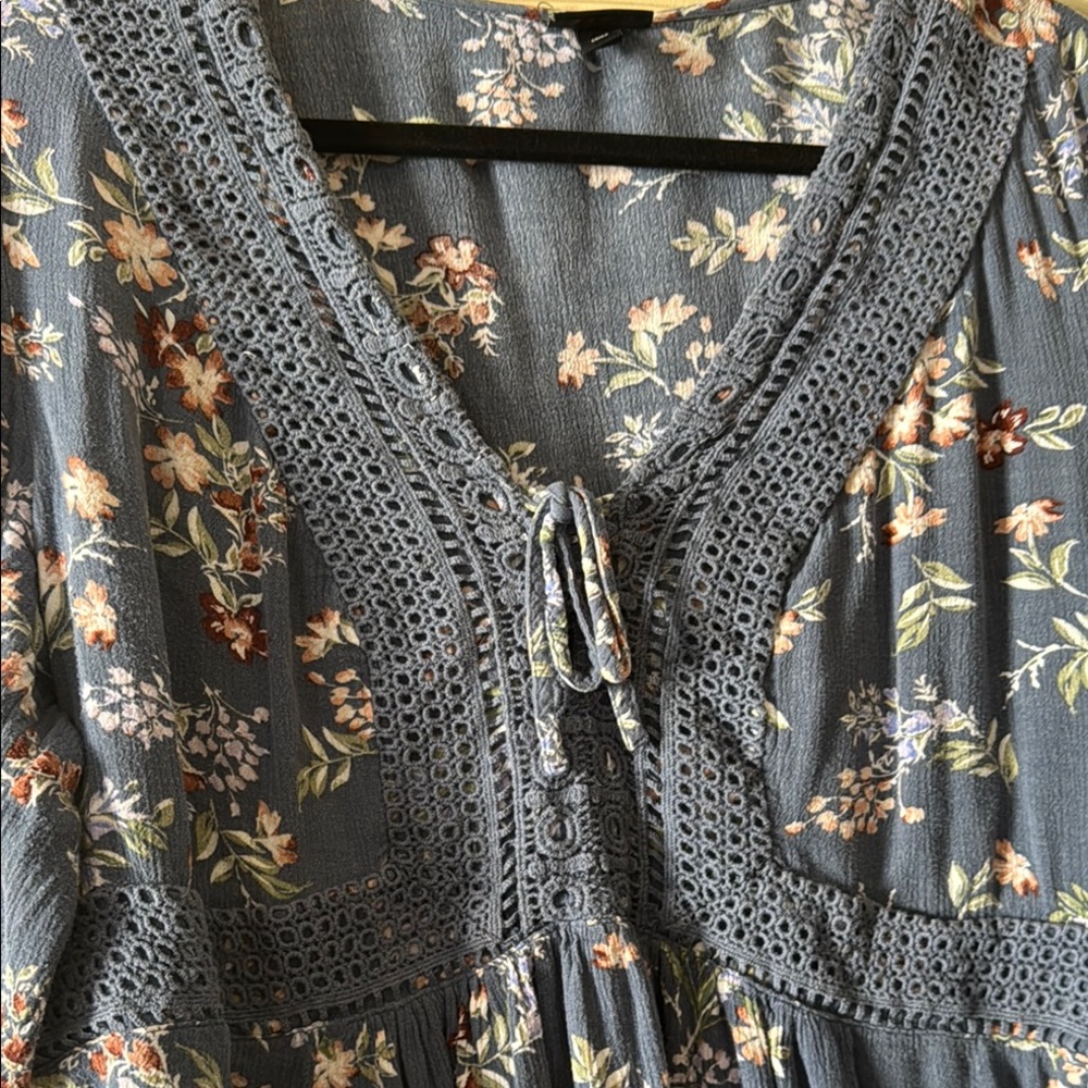 Torrid Blue Gray Bell Sleeve Floral Tunic with Bib Collar Blouse 1X - Picture 4 of 9